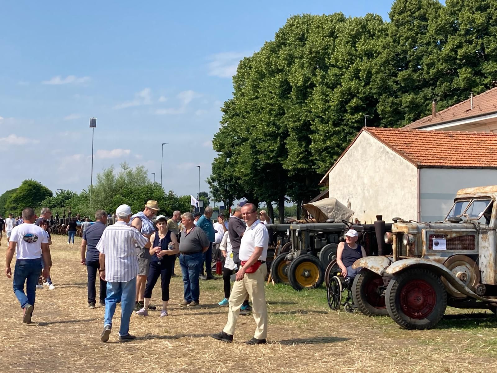 gente e trattori a moretta