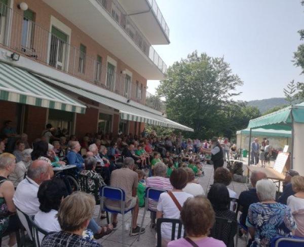 Festa di nonni e bambini della materna di Piasco