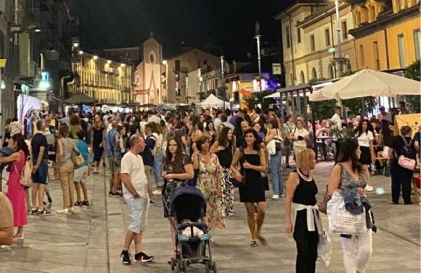 Shopping notturno per i saldi a Saluzzo con molte promozioni