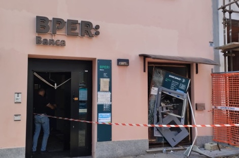 Nella notte i ladri fanno saltare il bancomat a Barge