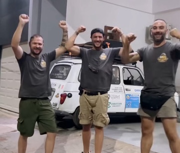 I tre ragazzi saluzzesi con la Renault 4 sono arrivati a Dakar