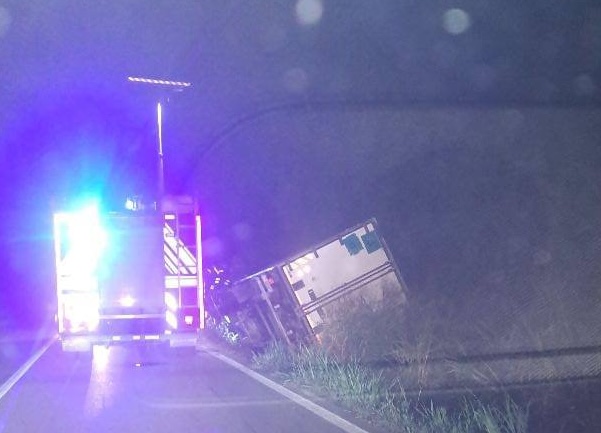 Camion ribalta sulla statale all’Abbazia di Cavour: disagio e code