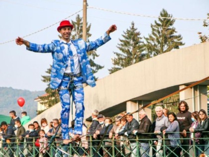 I bimbi fan parte dello show E anche il trial dà spettacolo