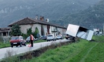 Camion esce di strada tra Saluzzo e Revello