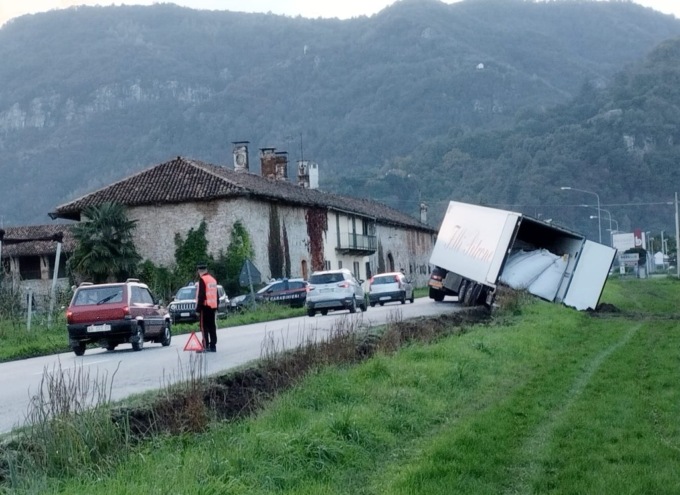 Camion esce di strada tra Saluzzo e Revello
