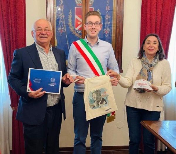 La terra di Rafaela consegnata al sindaco Giletta