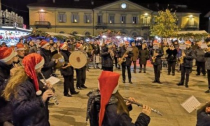 Aria di Natale, colorati mercatini fioriscono in città e a Castellar