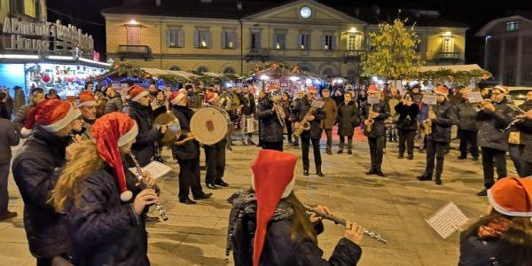 Aria di Natale, colorati mercatini fioriscono in città e a Castellar