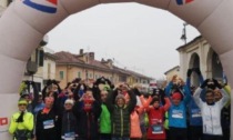 Nella patria del cammino in marcia vestiti di rosso