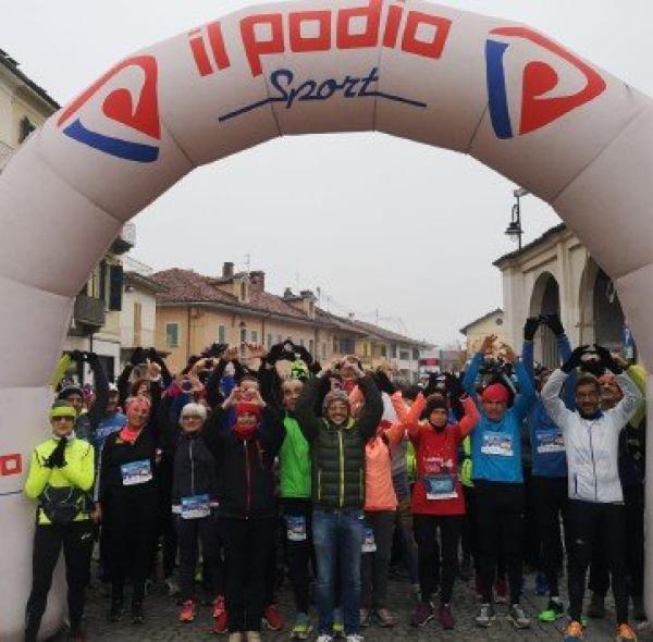 Nella patria del cammino in marcia vestiti di rosso