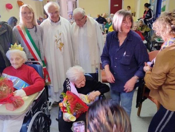 Sindaco e parroco per le due centenarie