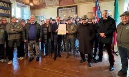 Cirio visita il monumento degli alpini a Scarnafigi