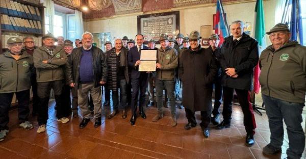 Cirio visita il monumento degli alpini a Scarnafigi