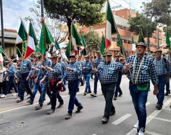 La grande festa delle penne nere richiama gli alpini della Monviso