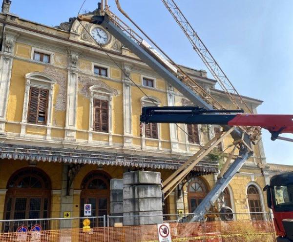 Stazione ferroviaria “ingabbiata” e lavori al sottopasso