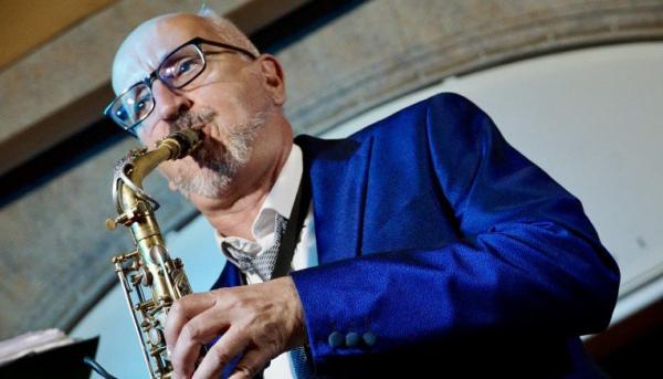 Seimandi, 50 anni di musica «La mia vita è un lungo show»