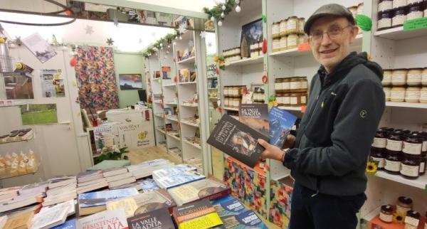 Miele e libri nel negozio aperto da Fusta e Garnero