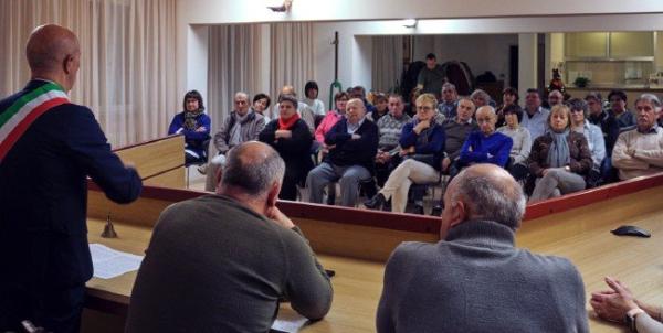 Festeggiate le coppie e i 18enni Inaugurati i presepi nel parco