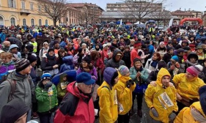 La prima volta sotto la pioggia non frena il popolo del Fitwalking