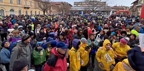 La prima volta sotto la pioggia non frena il popolo del Fitwalking