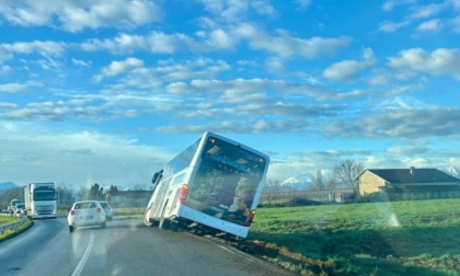 Autobus in una scarpata a Villafalletto: 30 studenti coinvolti