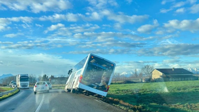 Autobus in una scarpata a Villafalletto: 30 studenti coinvolti
