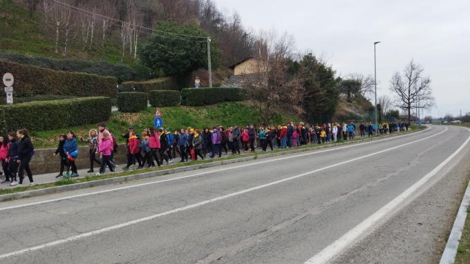 Il successo della camminata per la solidarietà a Cavour