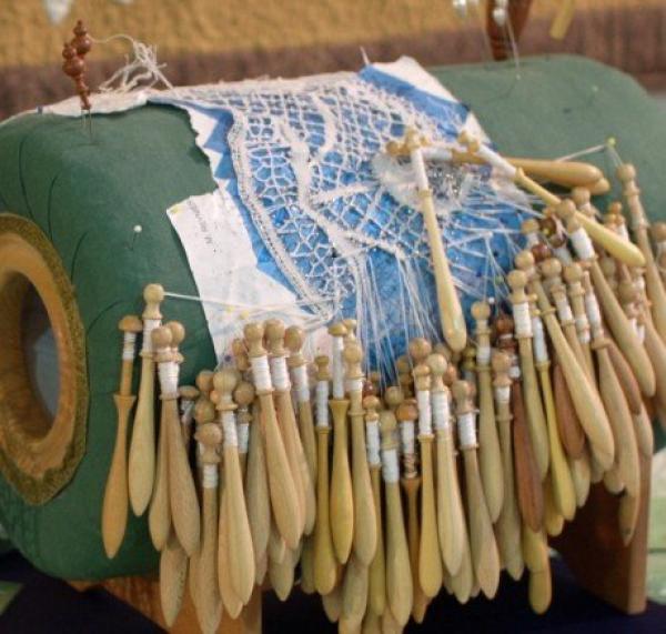 Sampeyre, si presenta il corso sull’arte del merletto a fuselli