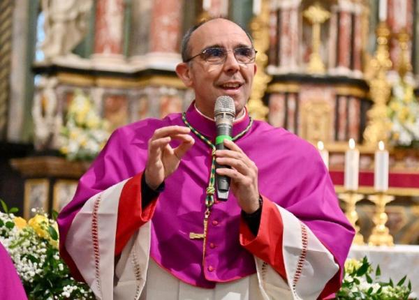 Don Berna è diventato monsignore Un “vescovo per amico” a Grosseto