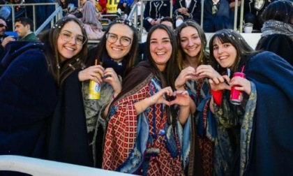 Ragazzi, bambini e famiglie padroni della città in maschera