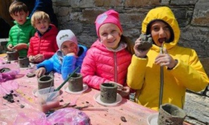 I bambini costruiscono un terrario al Museo del Po