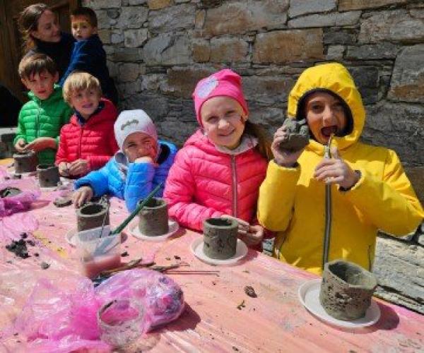 I bambini costruiscono un terrario al Museo del Po