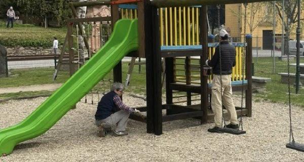 Un’intera comunità scende in piazza per le “pulizie di primavera”