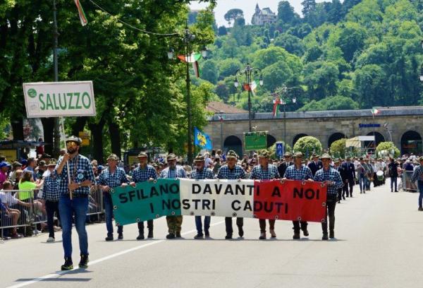 Centinaia di alpini dal Saluzzese in partenza per l’Adunata