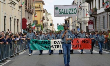 Gli alpini saluzzesi sfilano a Biella. Appuntamento a Genova 2026