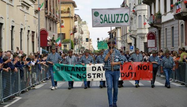 Gli alpini saluzzesi sfilano a Biella. Appuntamento a Genova 2026