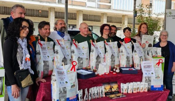 Una domenica con 50 cani in passerella a “Nen mac Tabui”