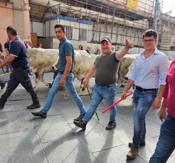 A Saluzzo l’orgoglio dei margari sfila in centro tra due ali di pubblico
