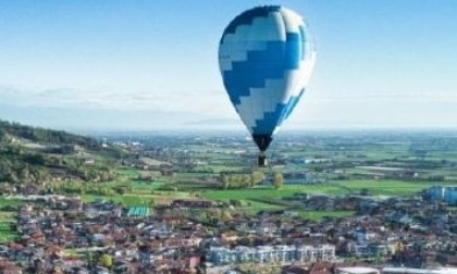 La mongolfiera diventa set di uno spettacolo dal vivo