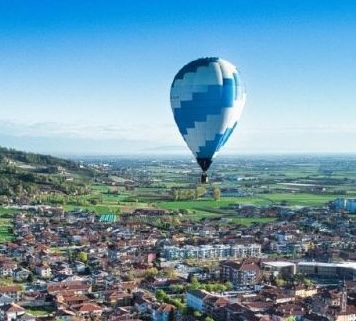 La mongolfiera diventa set di uno spettacolo dal vivo