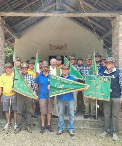Festa alpina in valle Bronda Si restaura il monumento ai Caduti