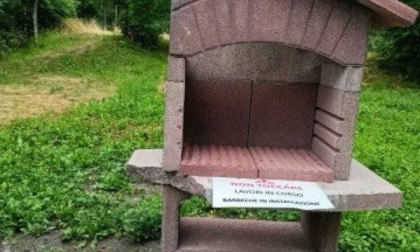Nel mirino la nuova area barbecue. Sindaco: vandalismo politicizzato