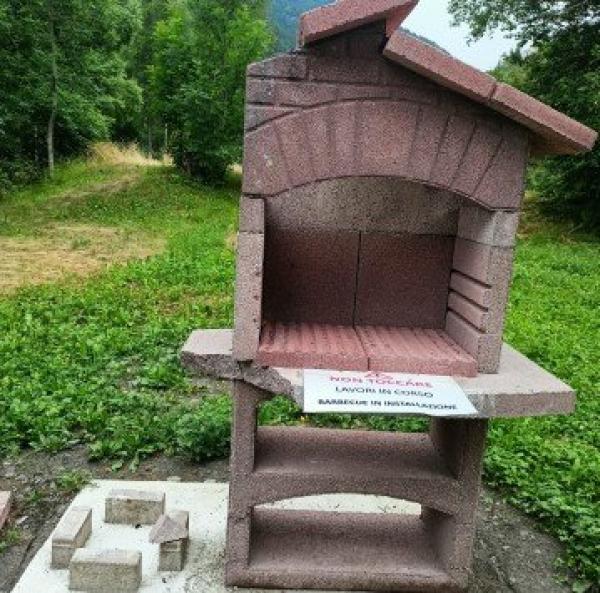 Nel mirino la nuova area barbecue. Sindaco: vandalismo politicizzato