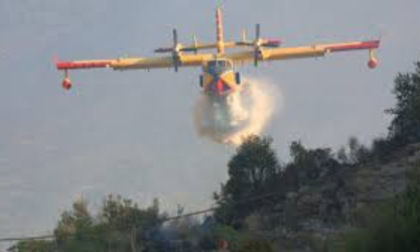 Arriva il Canadair per l'incendio sul Mombracco