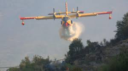 Arriva il Canadair per l’incendio sul Mombracco