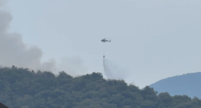 Continua l’incendio sul Mombracco
