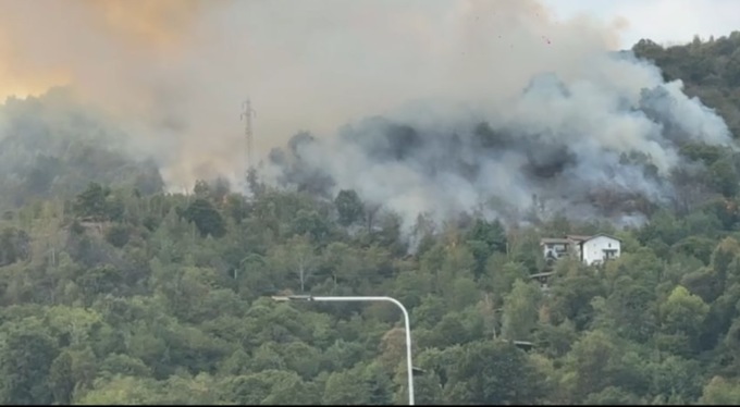 Incendio a Mombracco, apprensione per gli abitati