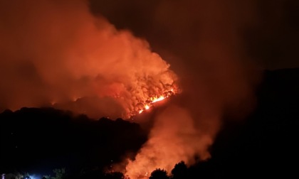 Si attenua il rogo sul Mombracco