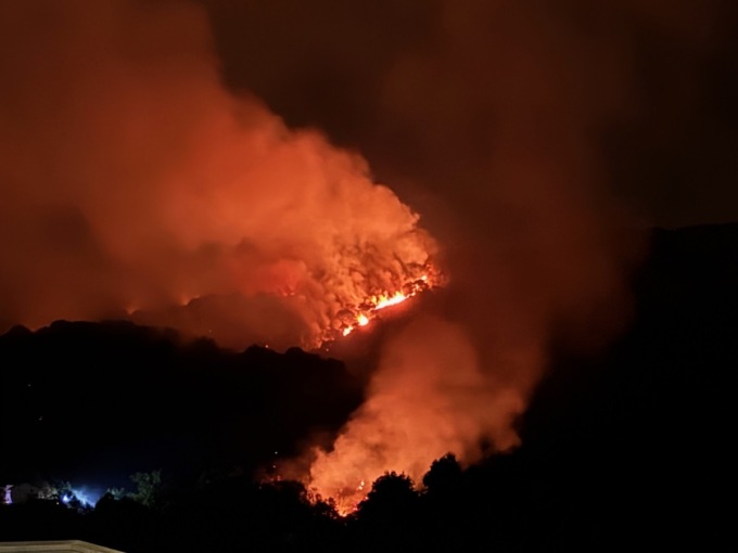 Si attenua il rogo sul Mombracco