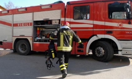 Trattore a fuoco in un tunnel agricolo a Revello